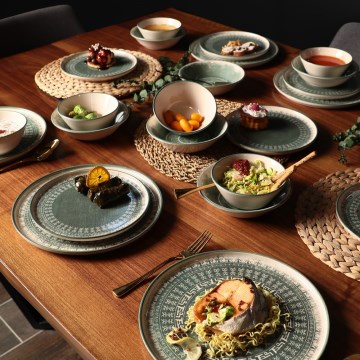 24-teiliges Geschirrset, beige/grün, aus Steinzeug