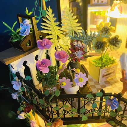 2Kids Toys - Miniatur des Darcyin Blumenhauses 2xAAA