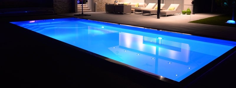 Beleuchten Sie Ihr Schwimmbecken und seine Umgebung mit hochwertigen Leuchten!
