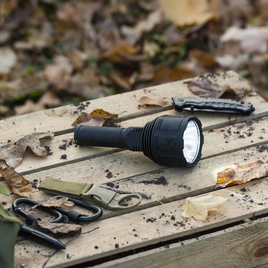Dimmbare, aufladbare LED-Taschenlampe LED/30W/5V IPX7 3000 glänzend 4200 mAh