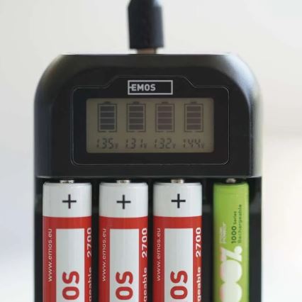 Batterieladegerät mit LCD-Display 4xAA/AAA 5V