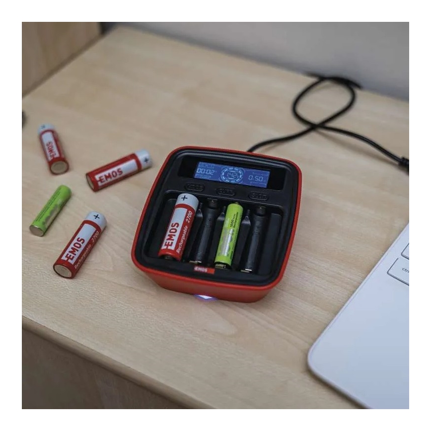 Batterieladegerät mit LCD-Display 4xAA/AAA 5V
