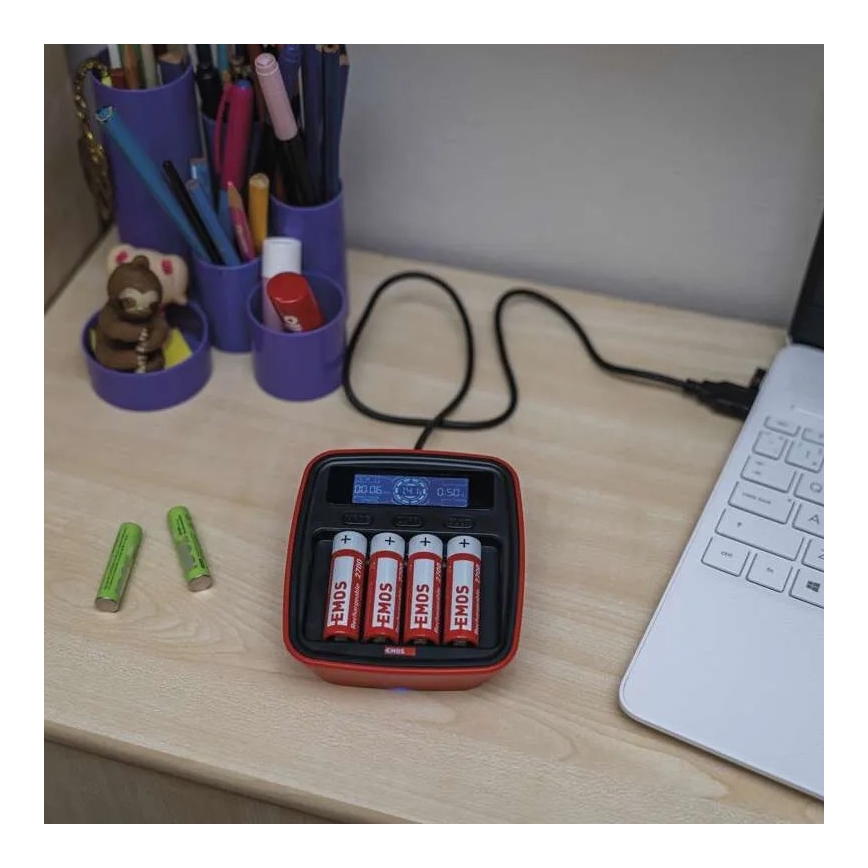 Batterieladegerät mit LCD-Display 4xAA/AAA 5V
