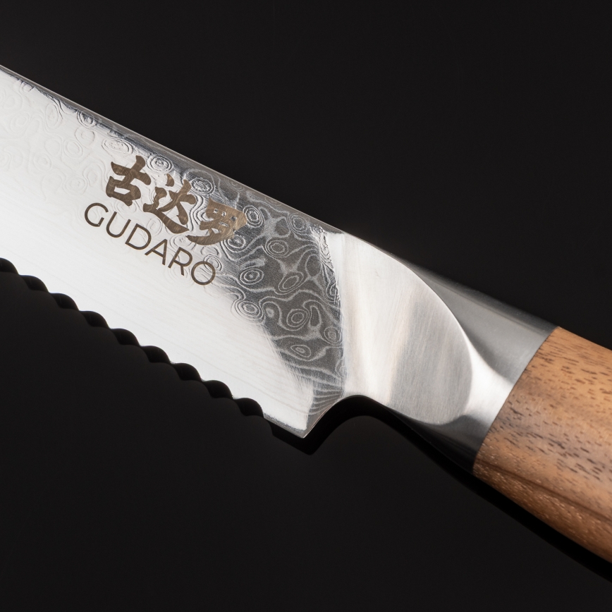 Gudaro - Damast-Brotmesser TAKUMI 8, 67-lagiger Stahl, Klingenlänge 20 cm, Walnussgriff