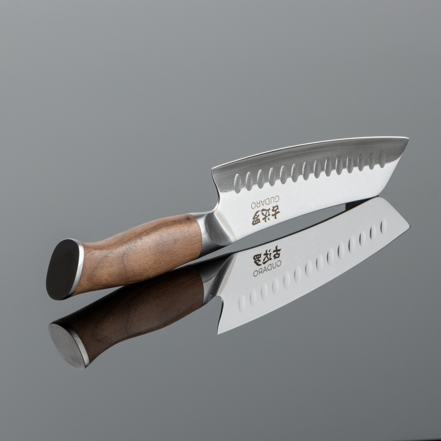 Gudaro - Damast-Santoku-Küchenmesser TAKUMI 7, 67 Lagen Stahl, Klingenlänge 17,5 cm, Walnussgriff