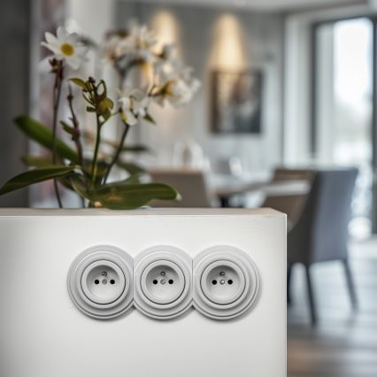 Kliklap - Dreifach‑Retro‑Steckdose für den Wohnbereich mit Rahmen, 230 V, weiße Keramik
