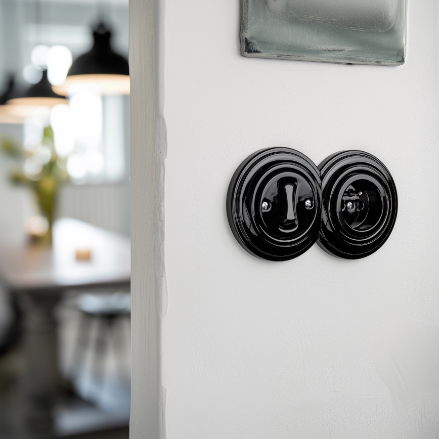 Kliklap – Retro einpoliger Schalter Nr. 1 und 230‑V‑Steckdose mit Abdeckrahmen, schwarz