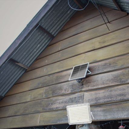 LED Außen-Solarstrahler LED/20W/3,2V 4000K Weiß IP65 + Fernbedienung