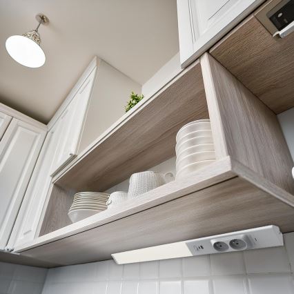 LED-Küchenunterbauleuchte mit Steckdosen und USB-Ports LED/18W/230V 4000K silbern
