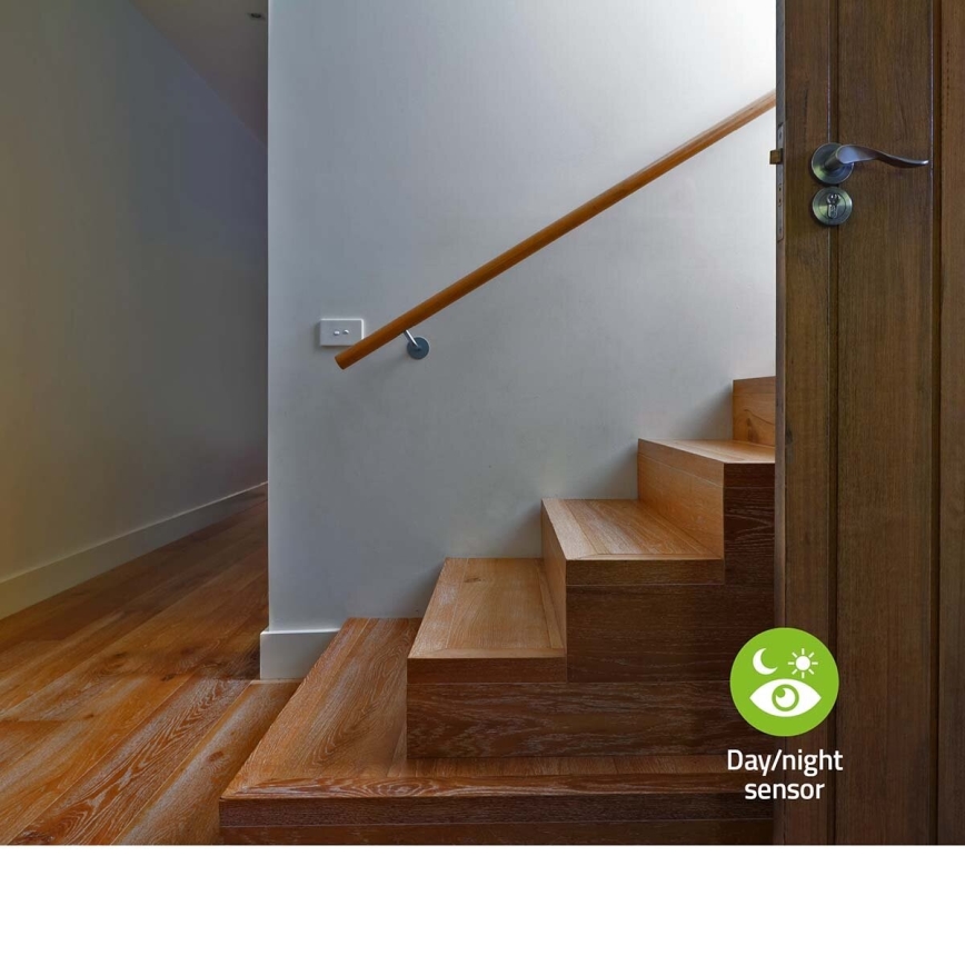 Steckdosen-Orientierungsleuchte mit Bewegungs- und Dämmerungssensor LED/0,55W/230V weiß