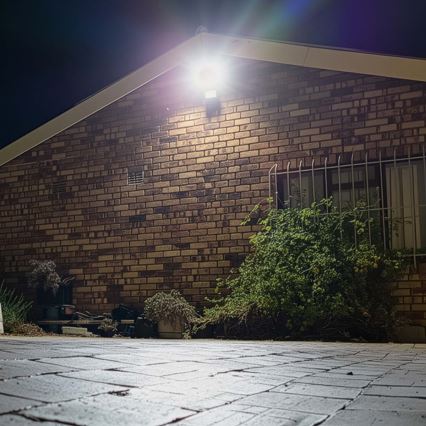 Dimmbarer LED-Strahler mit Bewegungsmelder für Steckdose SmartLife LED/20W/230V 3000-6500K IP44 Wi-Fi