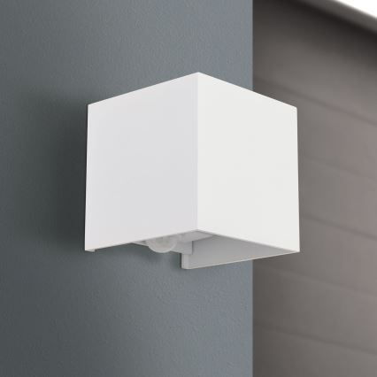 LED Außenwandleuchte mit Bewegungs- und Dämmerungssensor CUBE-S LED/13W/230V IP54 Weiß
