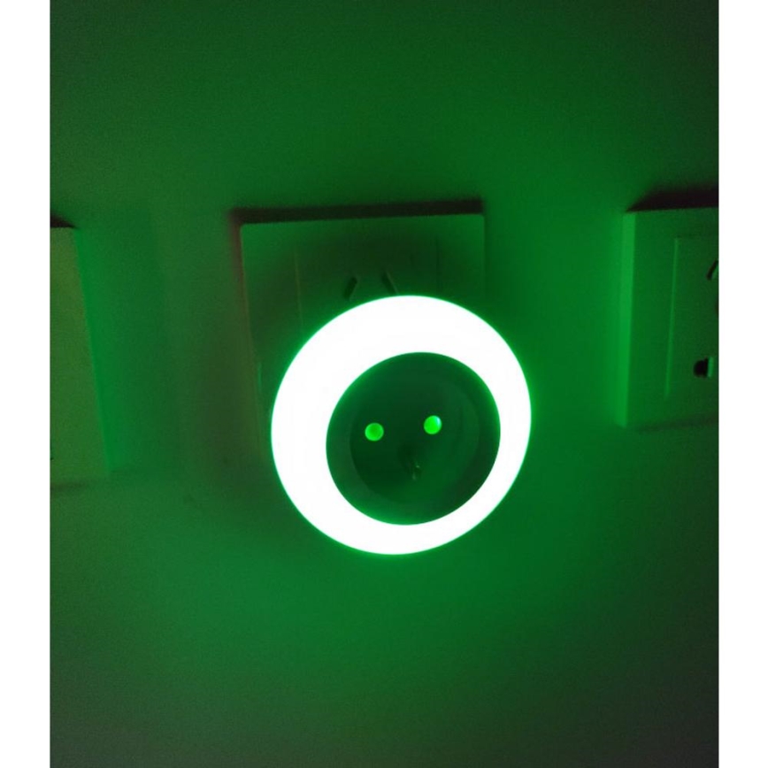 LED-Orientierungslicht mit Dämmerungssensor und Steckdose LED/0,6W/230V