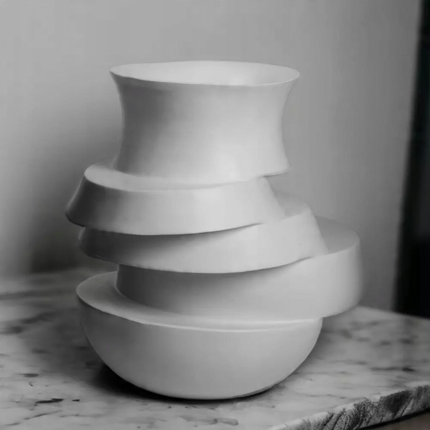 Vase 38 x 33 x 36 cm, aus Harz, weiß