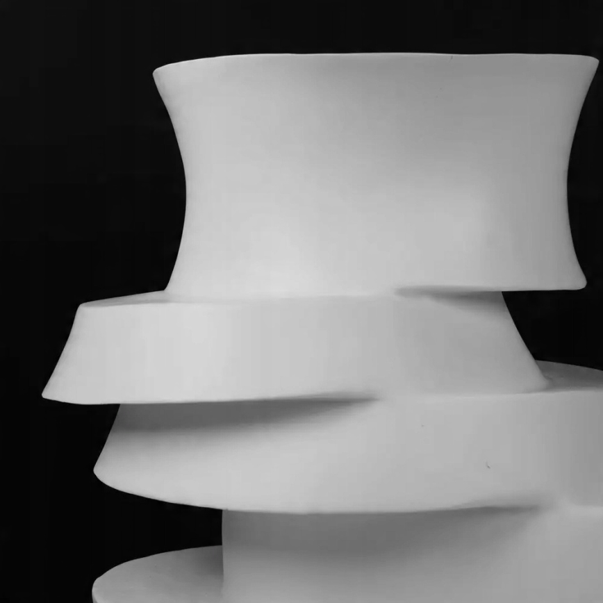 Vase 38 x 33 x 36 cm, aus Harz, weiß