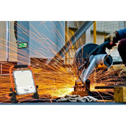 Wiederaufladbarer LED-Strahler mit Stativ LED/100W/3,2V 4500K 15000 mAh IP65 orange